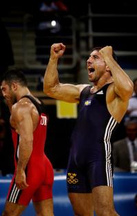 Swedish wrestler tosses bronze medal in protest item-thumbnail