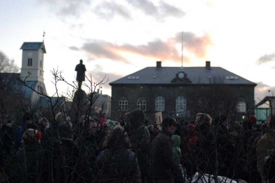 protesting Icelanders