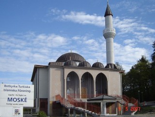 Pigs head left outside Swedish Muslim mosque