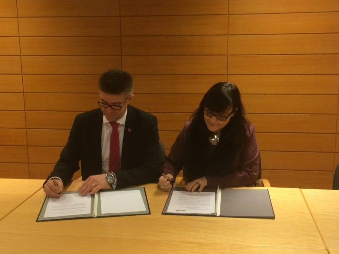 Gunnar Bragi Sveinsson and Rósbjörg Jónsdóttir during the signing of the agreement