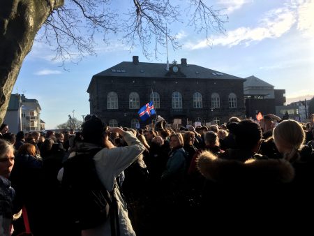 Isländer versammeln sich häufig im Austurvollur-Park vor dem Parlamentsgebäude, um ihre Stimmen direkt vor dem Parlament zu hören. 